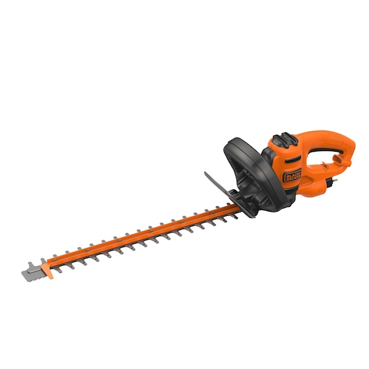 Een oranje en zwarte elektrische heggenschaar met een lang mes en een ergonomisch handvat, ontworpen voor het knippen en vormgeven van heggen.