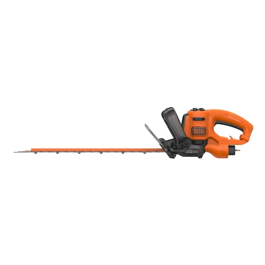 Zijaanzicht van een BLACK+DECKER elektrische heggenschaar met een oranje en zwarte behuizing, een lang blad en een ergonomische handgreep.