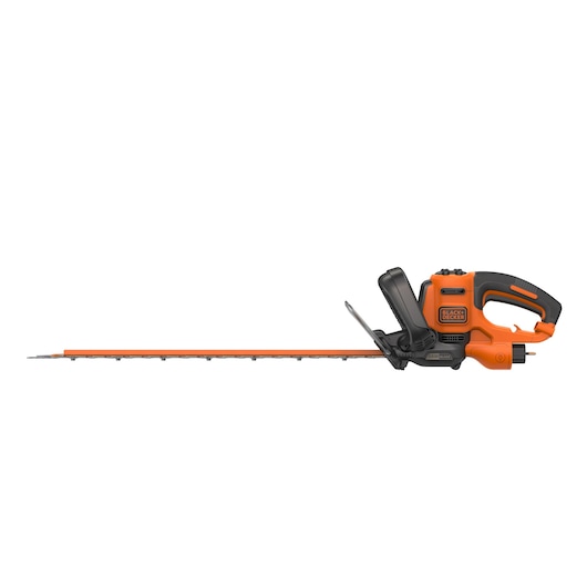 Vue latérale d'un taille-haie électrique BLACK+DECKER avec un design orange et noir, montrant une longue lame et une poignée ergonomique.