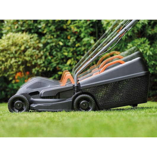 BLACKDECKER BEMW351GL2 tondeuse vue latérale sur gazon avec trois positions de poignée affichées.
