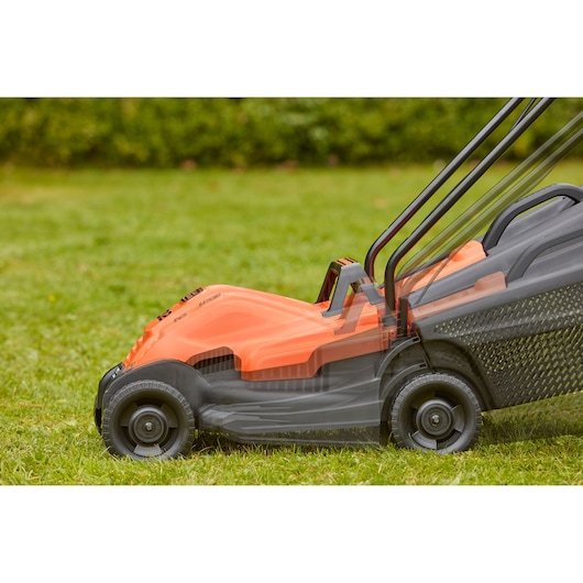 BLACKDECKER BEMW451 tondeuse électrique vue latérale sur herbe, affichant des positions de poignée réglables.