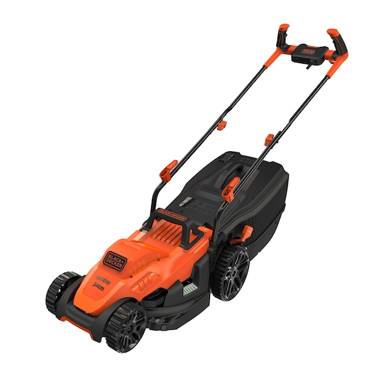 BLACKDECKER BEMW461BH oranje en zwarte elektrische grasmaaier, zijaanzicht op witte achtergrond.
