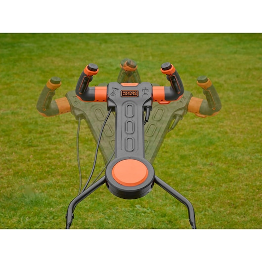 BLACKDECKER BEMW461ES grasmaaierhandvat met multi-hoekverstelling op gras.