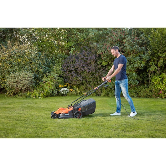 Foto van BLACKDECKER BEMW481ES elektrische grasmaaier op gras, met snoer, in gebruik buiten.