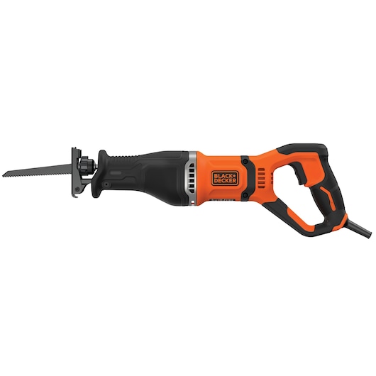 Een reciprozaag van BLACK+DECKER met een oranje en zwarte behuizing en een zichtbaar zaagblad, getoond tegen een witte achtergrond.