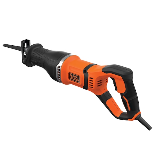 Een BLACK+DECKER BES301 reciprozaag met snoer, een oranje en zwarte handgreep en een zichtbaar metalen zaagblad.