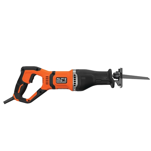 Een BLACK+DECKER BES301 reciprozaag met een oranje en zwart lichaam, van de zijkant getoond met zichtbaar zaagblad en stroomkabel.