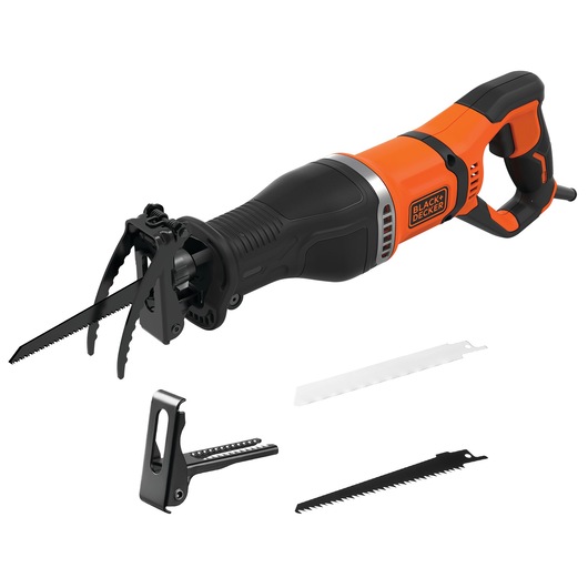 Een BLACK+DECKER reciprozaag met een zwart-oranje behuizing, afgebeeld met drie verwisselbare zaagbladen en een accessoire.