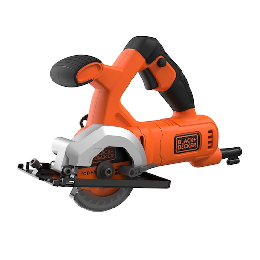Een compacte cirkelzaag van BLACK+DECKER met een ergonomisch handvat, oranje en zwart van kleur, ontworpen voor nauwkeurige zaagklussen.