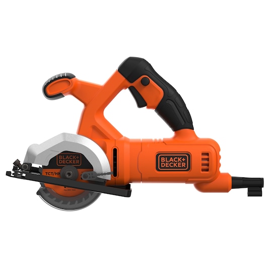 Vue latérale d'une scie circulaire portative orange BLACK+DECKER avec une poignée noire et un protège-lame visible.