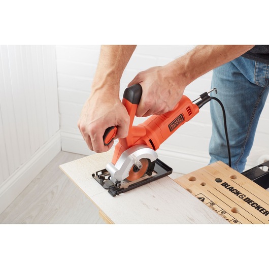 BLACK+DECKER BES510K mini cirkelzaag zaagt hout, close-up actiebeeld.