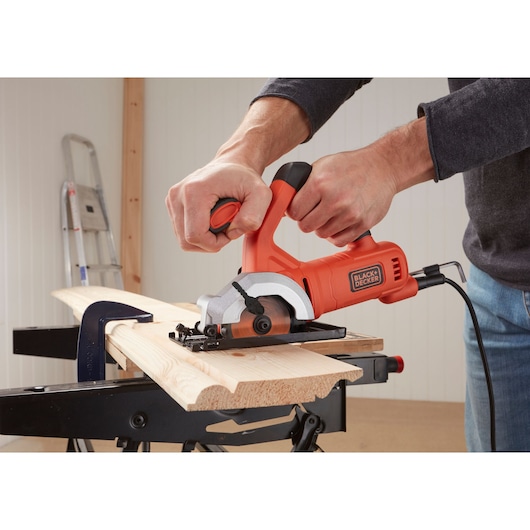 BLACKDECKER BES510K compacte zaag zaagt hout, zijaanzicht, zichtbare houtbewerkingsopstelling.