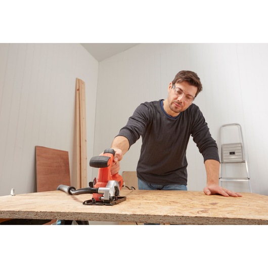 BLACKDECKER BES510K compacte cirkelzaag gebruikt op houten paneel in werkplaats.