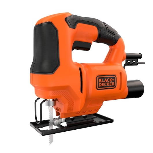 BLACK+DECKER oranje-zwarte decoupeerzaag met ergonomisch handvat en zichtbaar zaagblad, geschikt voor het zagen van hout of andere materialen.