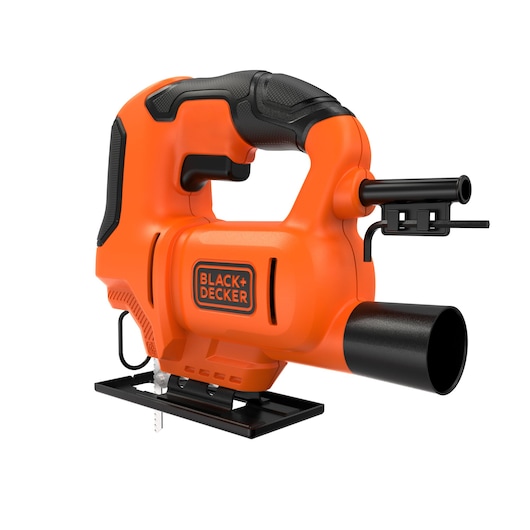 Een oranje en zwarte BLACK+DECKER elektrische decoupeerzaag met een zachte grip, een zaagblad en een stofafzuigpoort. Het gereedschap is ontworpen voor precieze zaagklussen.