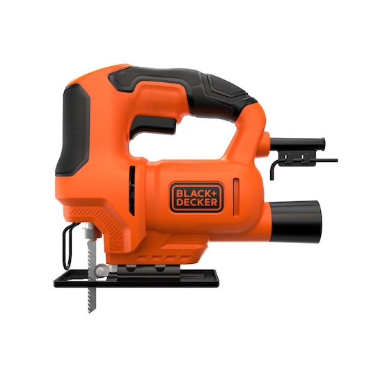 Een oranje-zwarte elektrische decoupeerzaag van BLACK+DECKER met een ergonomische handgreep, zichtbaar zaagblad en een stofafzuigaansluiting.