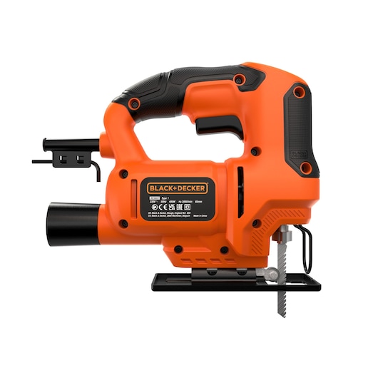 Een BLACK+DECKER elektrische decoupeerzaag, model BES602, met een oranje en zwart ergonomisch ontwerp, een zichtbaar zaagblad en een stofafzuigpoort.