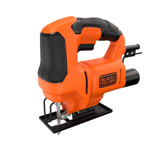 Een elektrische decoupeerzaag van BLACK+DECKER met een fel oranje en zwarte behuizing, voorzien van een comfortabele handgreep en een zichtbaar zaagblad. Het gereedschap is ontworpen voor nauwkeurig zagen in diverse materialen.