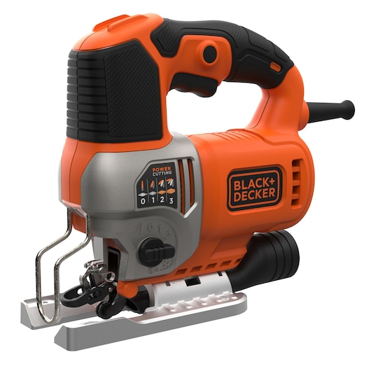 Close-up van een BLACK+DECKER BES610K decoupeerzaag in oranje en zwart, met een comfortabele handgreep, instellingen voor snijkracht en een stevige metalen basis.