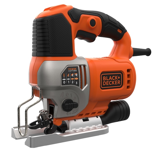 Een elektrische decoupeerzaag van BLACK+DECKER met een oranje en zwart ontwerp, voorzien van een bedieningspaneel voor snijvermogen en een stevige metalen voet.