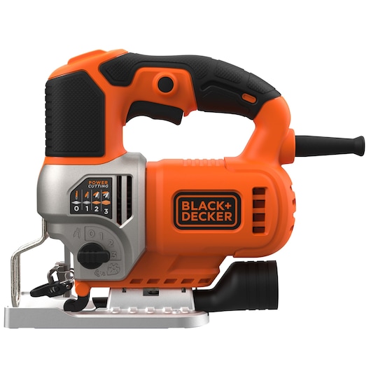 Een elektrische decoupeerzaag voor houtbewerking en snijtaken met een ergonomisch zwart-oranje ontwerp, het BLACK+DECKER-logo, instelbare standen en een zichtbare zaagbladbescherming.