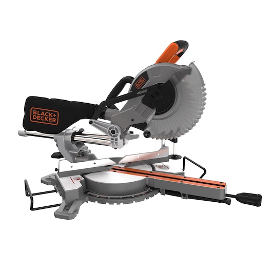 Een BLACK+DECKER BES700 verstekzaag met schuiffunctie, voorzien van een cirkelzaagblad, een stofzak en een opvallende handgreep, ontworpen voor nauwkeurig houtzagen.