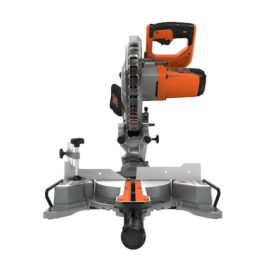 BLACKDECKER BES701 verstekzaag frontaal gezien met oranje-zwart handvat, zilveren basis en verstelbare geleiders.