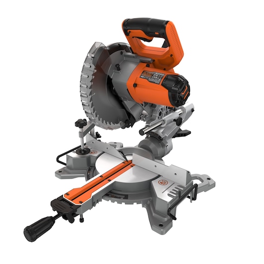 BLACKDECKER BES701 afkortzaag met oranje-zwarte handgreep, zilveren basis, zaagbescherming, zijaanzicht, witte achtergrond.