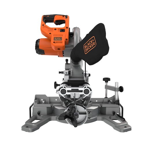 Foto van de BLACKDECKER BES701 verstekzaag, oranje en zwart, vooraanzicht op witte achtergrond.
