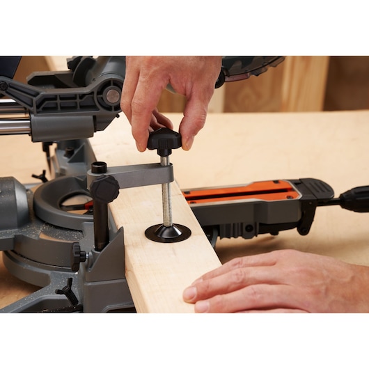 Foto van BLACKDECKER BES701 afkortzaag die een houten plank op een werkbank klemt.