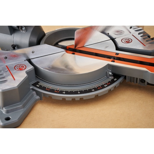BLACKDECKER BES701 verstekzaag close-up met zilveren zaagblad, oranje afscherming en gradenboog, vooraanzicht.