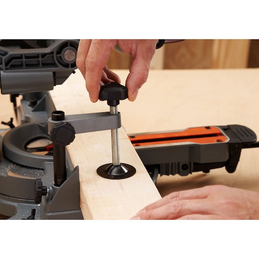 BLACKDECKER BES702 verstekzaag in gebruik, hout stevig vast met verstelbare klem, zijaanzicht.