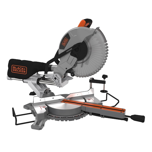 Een BLACK+DECKER verstekzaag met een schuifmechanisme, een stofopvangzak en een verstelbare basis, afgebeeld tegen een witte achtergrond.
