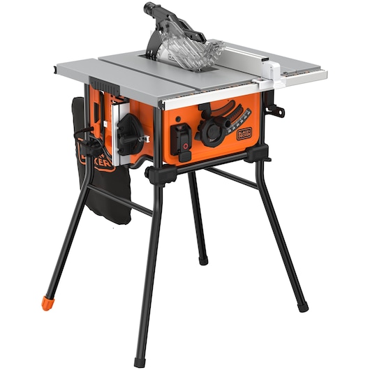 Een BLACK+DECKER BES720 tafelzaag met een opvallend oranje en zwart ontwerp, metalen poten, een verstelbare geleider en een stofafvoerzak. De zaag heeft een transparante bladbescherming en wordt getoond op een witte achtergrond.