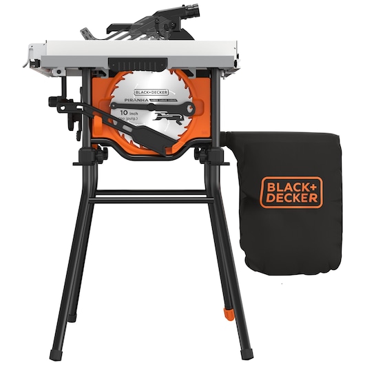 Een BLACK+DECKER tafelzaag met een 10-inch cirkelzaagblad, een oranje-zwarte frame en een stofopvangzak bevestigd aan de rechterkant.