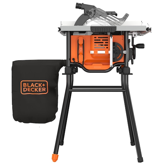 Een BLACK+DECKER tafelzaag met een oranje en zwart ontwerp, gemonteerd op een zwart metalen onderstel. De zaag heeft een stofopvangzak aan de linkerkant met het BLACK+DECKER-logo, plus verstelhefbomen en een zaagbladbescherming zichtbaar aan de bovenkant.