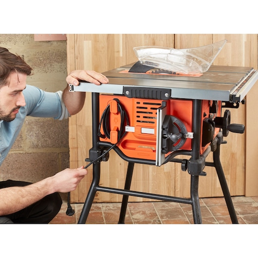 BLACKDECKER BES720 tafelzaag op standaard, zijaanzicht met oranje en zwarte behuizing, snoeropberging, en stelknoppen.