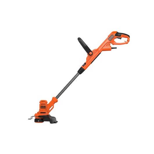 Een oranje en zwarte elektrische grastrimmer van BLACK+DECKER met een verstelbare steel en handgreep, ontworpen voor het onderhoud van gazons en tuinen.
