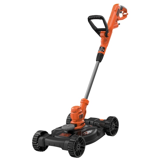 Een oranje-zwarte elektrische grasmaaier en trimmer combinatie van BLACK+DECKER met vier wielen en een ergonomische handgreep.