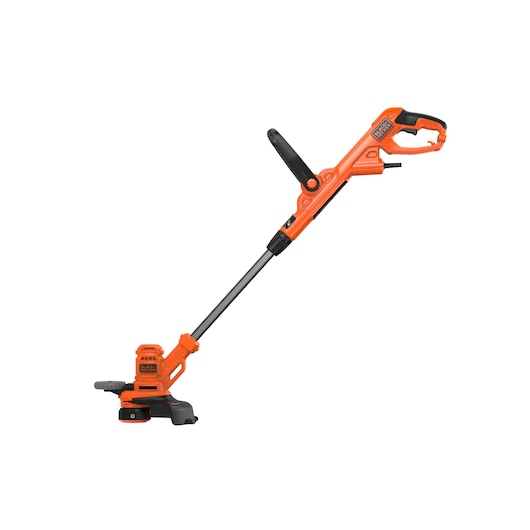 Een oranje-zwarte BLACK+DECKER elektrische grastrimmer met verstelbare handgreep en telescopische steel, getoond op een witte achtergrond.