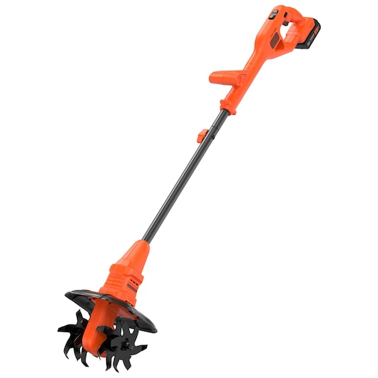 Un cultivateur de jardin sans fil orange BLACK+DECKER avec une batterie amovible et deux lames rotatives noires, présenté sur un fond blanc.