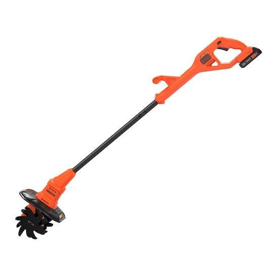 Un cultivateur de jardin sans fil BLACK+DECKER, design orange et noir, avec une longue poignée et des lames rotatives à la base.