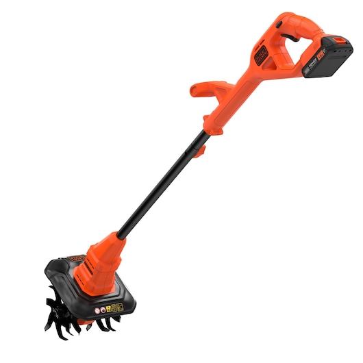 Un motoculteur électrique sans fil BLACK+DECKER avec un design orange et noir, doté d'une poignée et de lames rotatives en bas pour l'entretien du sol.