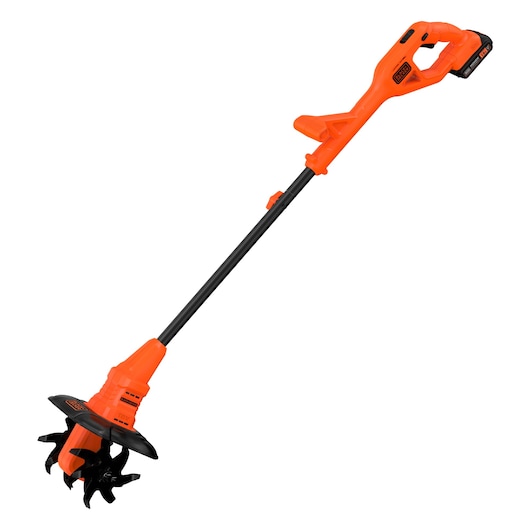 Un cultivateur de jardin sans fil BLACK+DECKER avec une poignée orange et un manche noir, doté de lames métalliques rotatives pour le travail du sol.