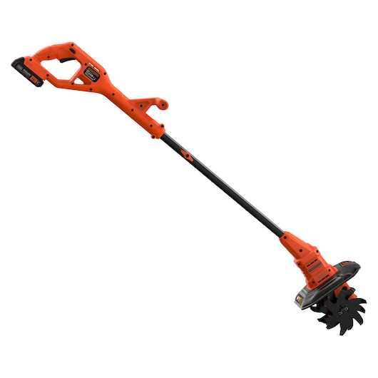 Un cultivateur de jardin sans fil BLACK+DECKER avec un corps orange et noir, doté d'une longue poignée et d'une lame rotative à l'extrémité, conçu pour cultiver le sol.