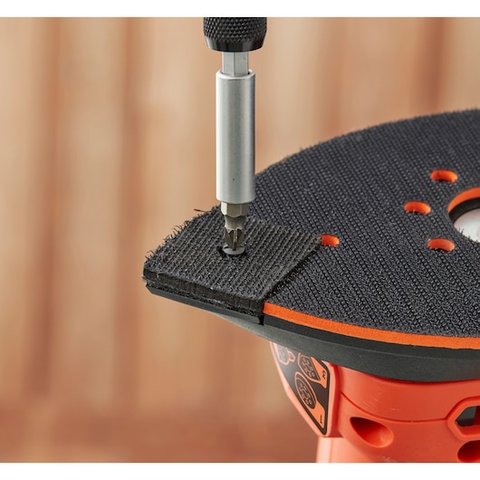 Close-up van BLACKDECKER BEW200K detailschuurmachine met schroevendraaier die zwart schuurpapier bevestigt.