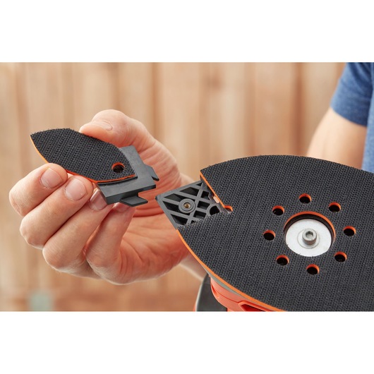 Close-up foto van BLACKDECKER BEW200K schuuraccessoire dat op het schuurvlak wordt bevestigd.