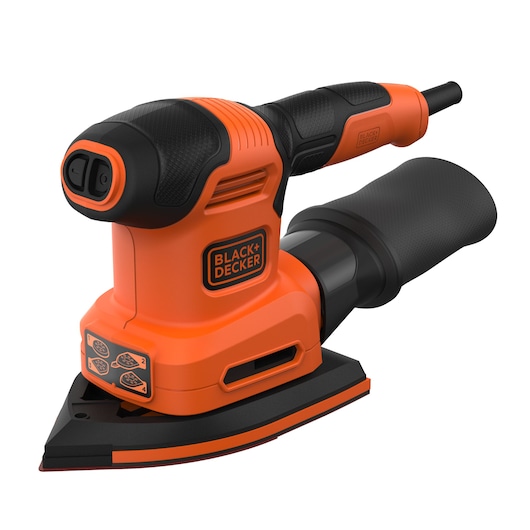 Een BLACK+DECKER BEW200 detailschuurmachine met een driehoekige schuurpad, oranje-zwarte vormgeving en een stofafzuiging.