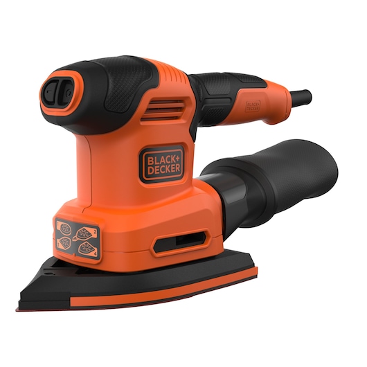 Een BLACK+DECKER BEW200 elektrische schuurmachine met een ergonomische handgreep, een stofopvangstuk en een driehoekige schuurbasis. Het gereedschap is oranje en zwart en voorzien van het BLACK+DECKER logo.
