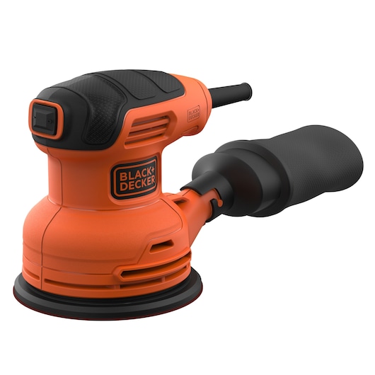 Een oranje en zwarte BLACK+DECKER excentrische schuurmachine met een stofopvangzak, weergegeven tegen een witte achtergrond.